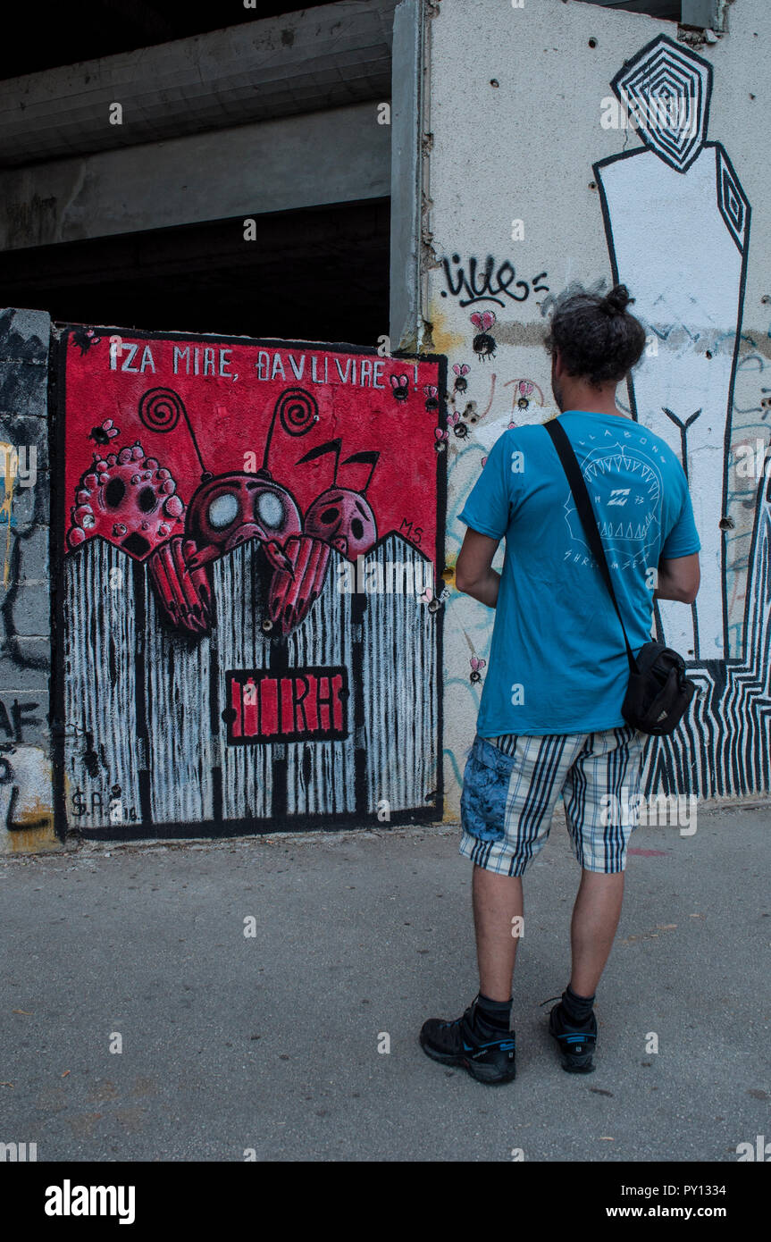 Mostar: Staklena Banka, vecchia banca di vetro, edificio utilizzato dalla guerra in Bosnia cecchini, trasformato successivamente come Staklena Banka collezione di arte pubblica spazio Foto Stock