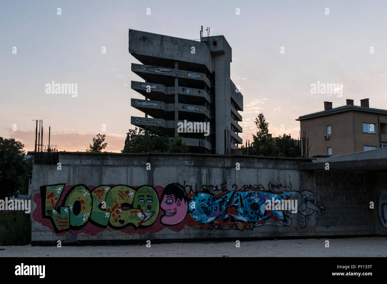 Mostar: Staklena Banka, vecchia banca di vetro, un edificio utilizzato dalla guerra in Bosnia cecchini, trasformato successivamente come Staklena Banka collezione di arte pubblica spazio Foto Stock