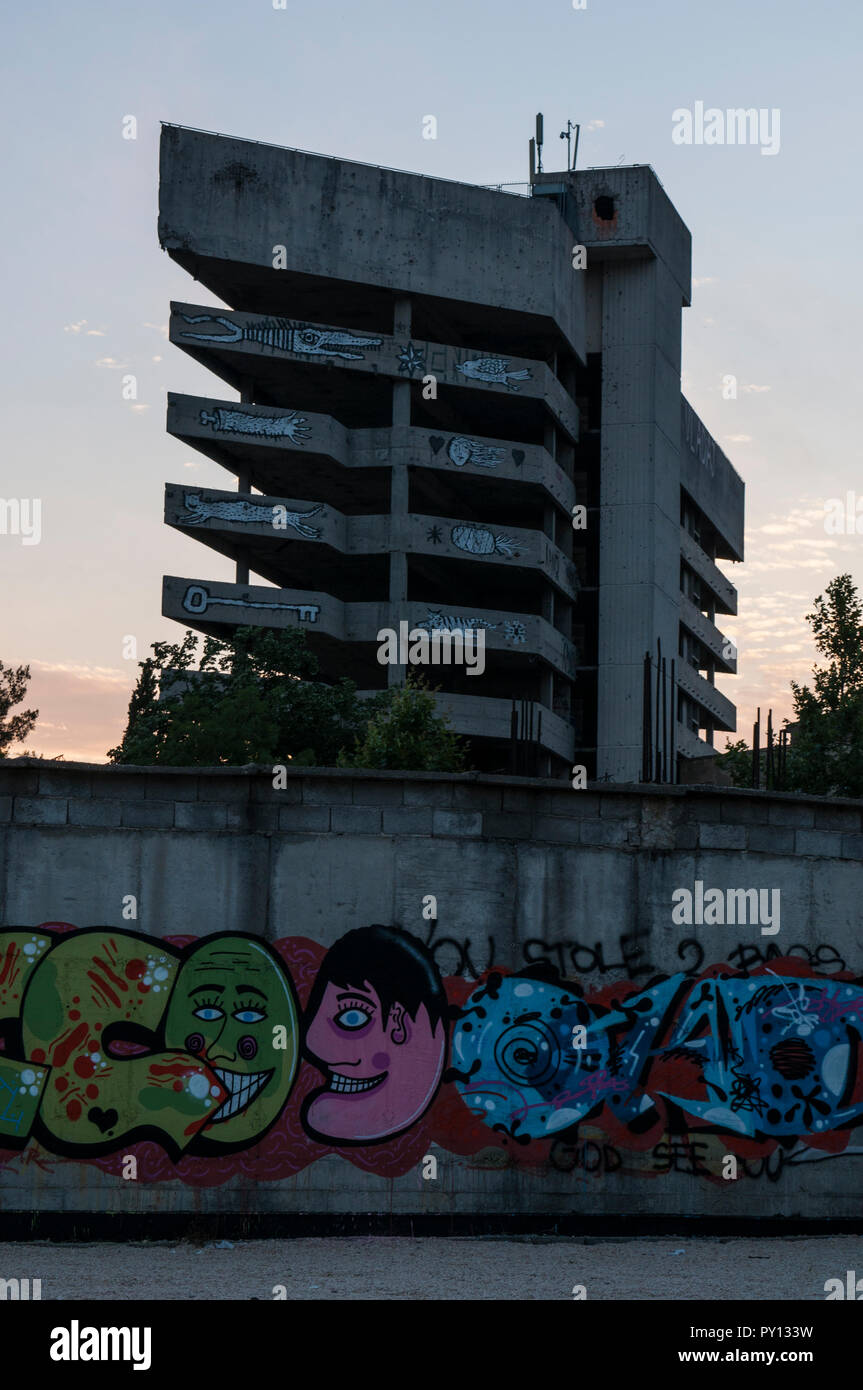 Mostar: Staklena Banka, vecchia banca di vetro, un edificio utilizzato dalla guerra in Bosnia cecchini, trasformato successivamente come Staklena Banka collezione di arte pubblica spazio Foto Stock
