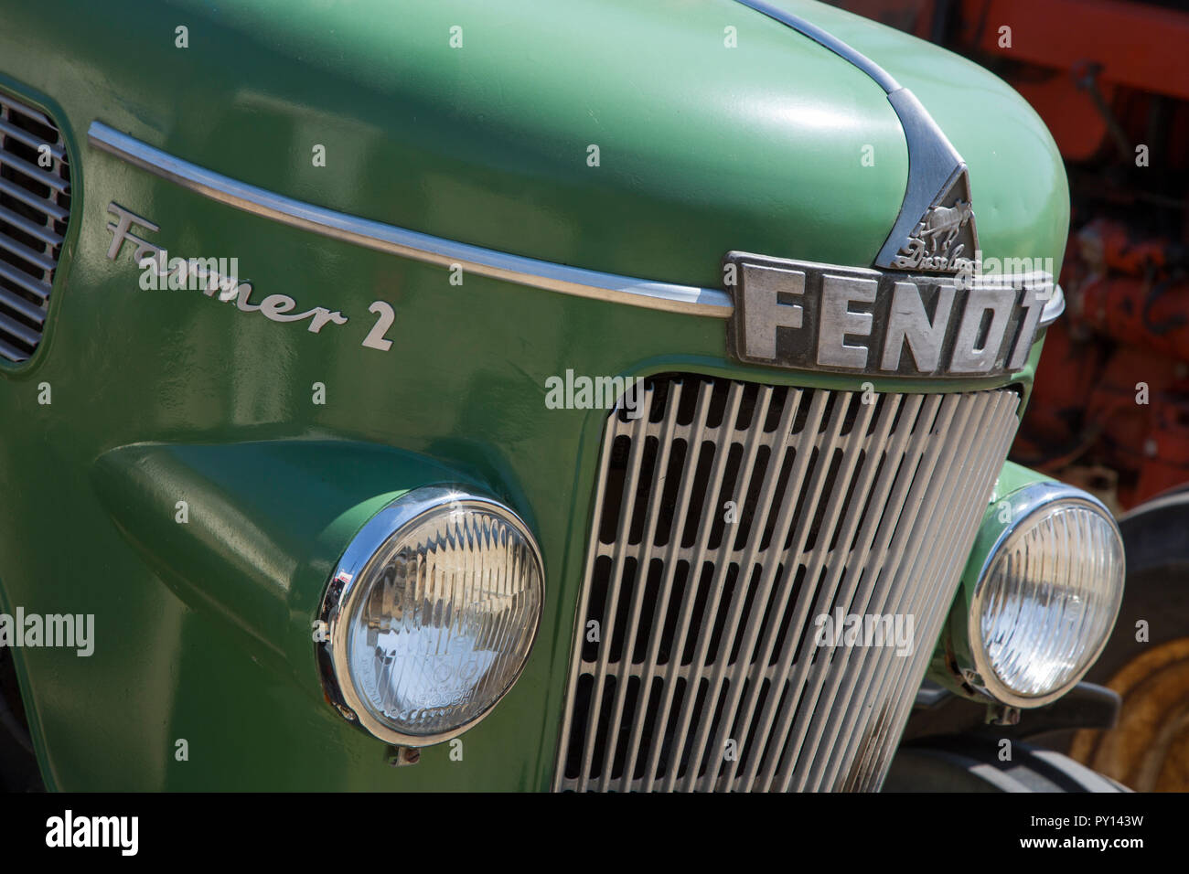 Close-up di verde tedesco oldtimer trattore diesel Fendt Farmer 2 logotipo Dieselross Foto Stock