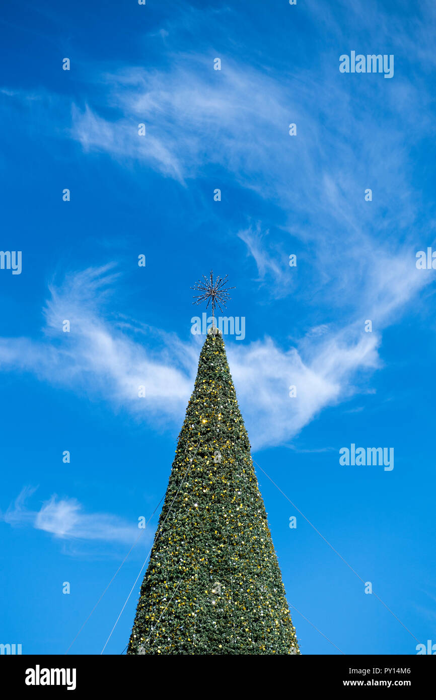 Per esterno albero di Natale in contrasto contro un profondo cielo blu Foto Stock