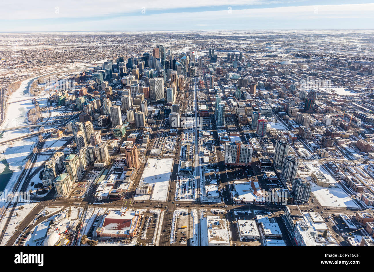 Vista aerea del centro città di Calgary da elicottero d'inverno. Foto Stock