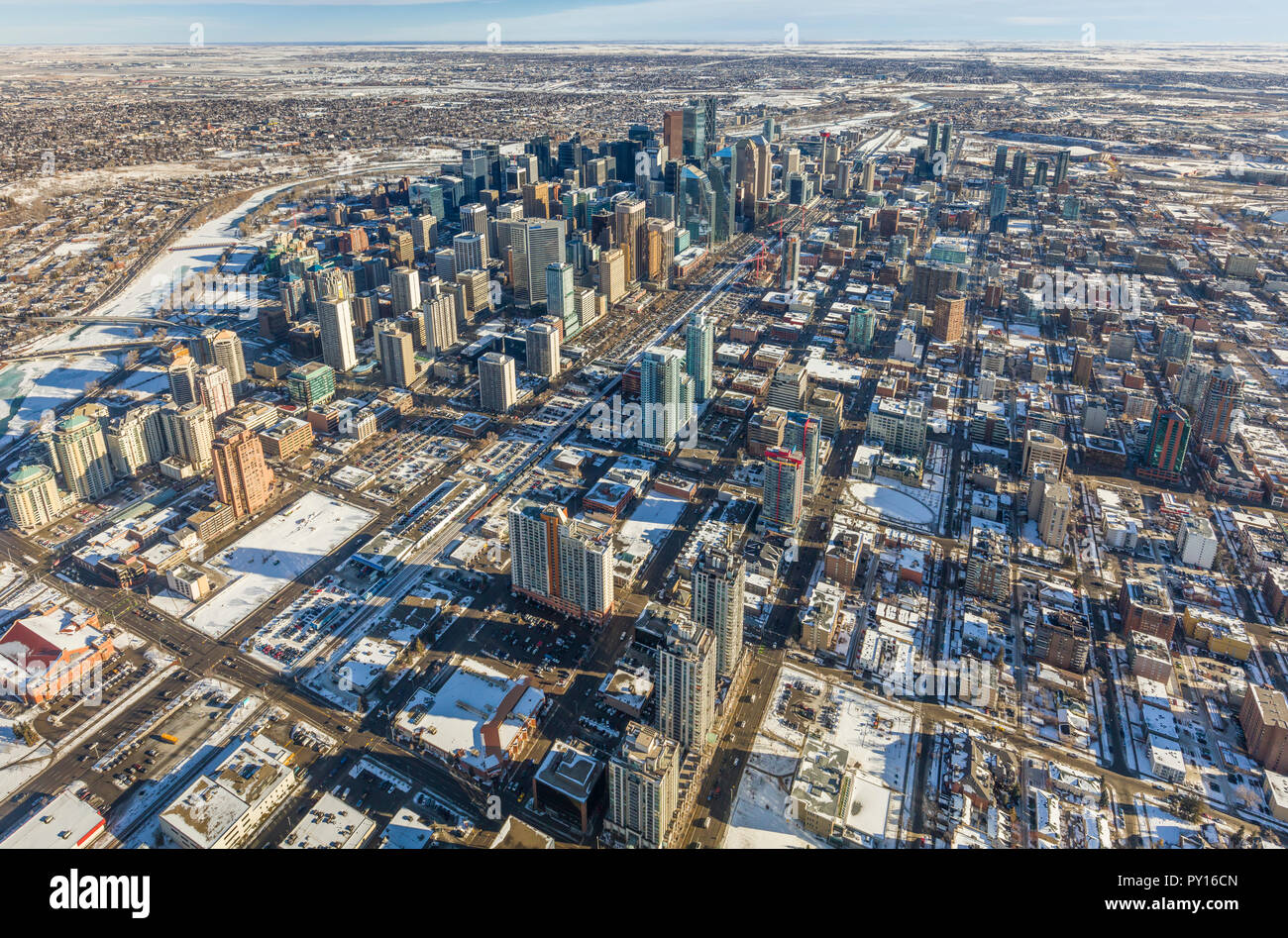 Vista aerea del centro città di Calgary da elicottero d'inverno. Foto Stock