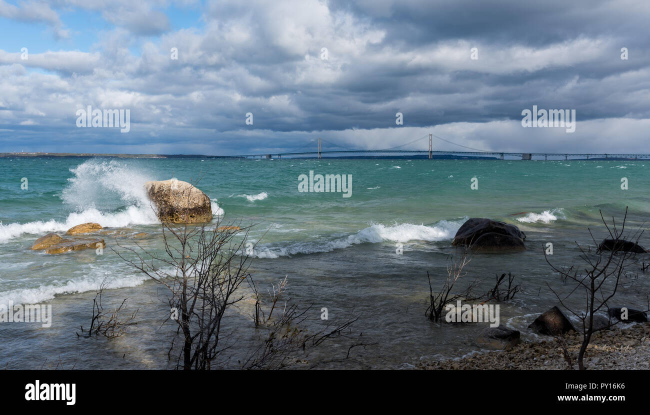 Ponte Mackinac che attraversano lo stretto di Mackinac tra la parte superiore  e inferiore di penisole del Michigan, Stati Uniti d'America Foto stock -  Alamy