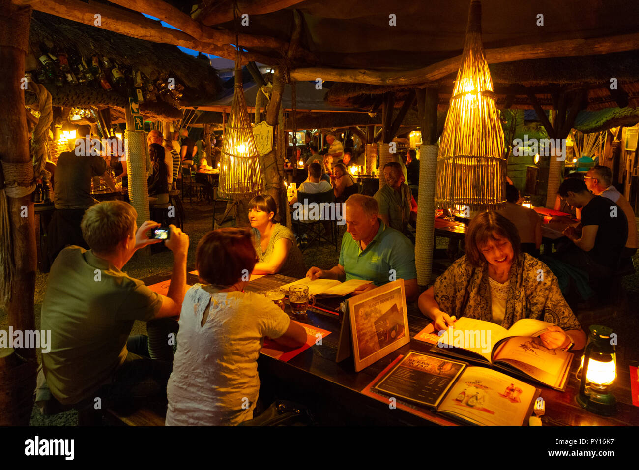 I clienti di mangiare in Joe's birreria, un famoso ristorante a Windhoek, in Namibia in Africa Foto Stock