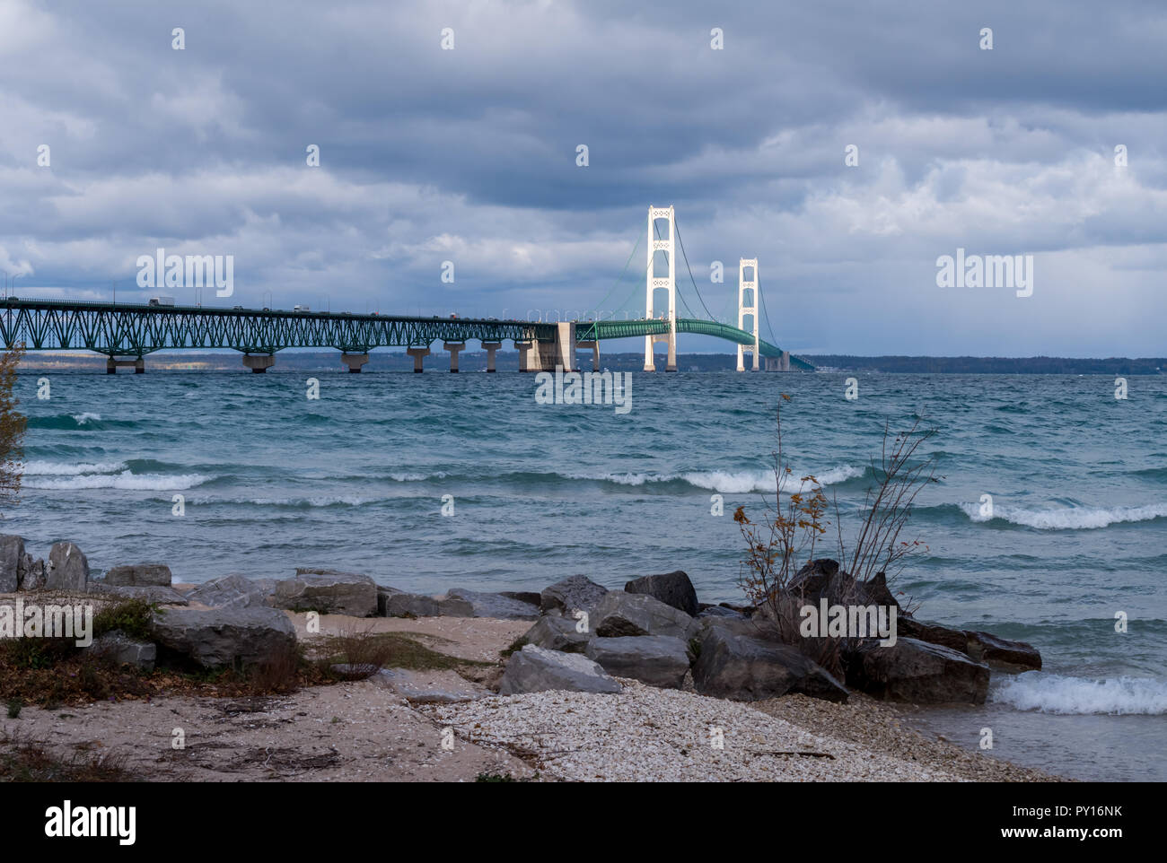 Ponte Mackinac che attraversano lo stretto di Mackinac tra la parte superiore e inferiore di penisole del Michigan, Stati Uniti d'America. Foto Stock