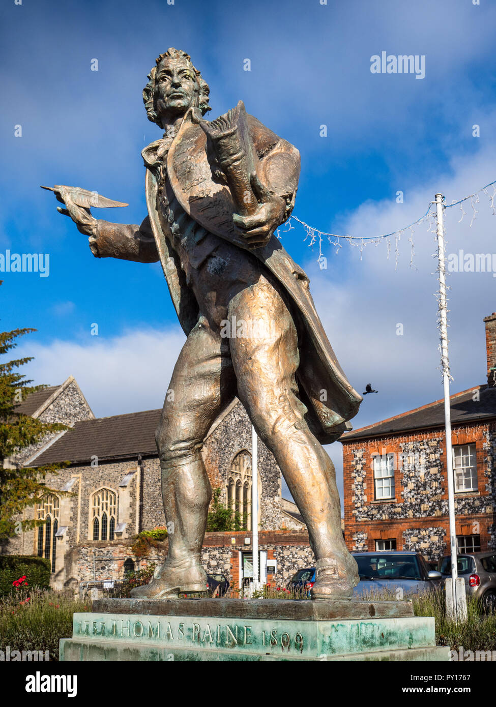 Thomas Paine Thetford - Statua di Thomas Paine uno dei padri fondatori degli Stati Uniti d'America - Nato a Thetford Regno Unito Norfolk - Scultore Sir Charles Thomas Wheeler Foto Stock