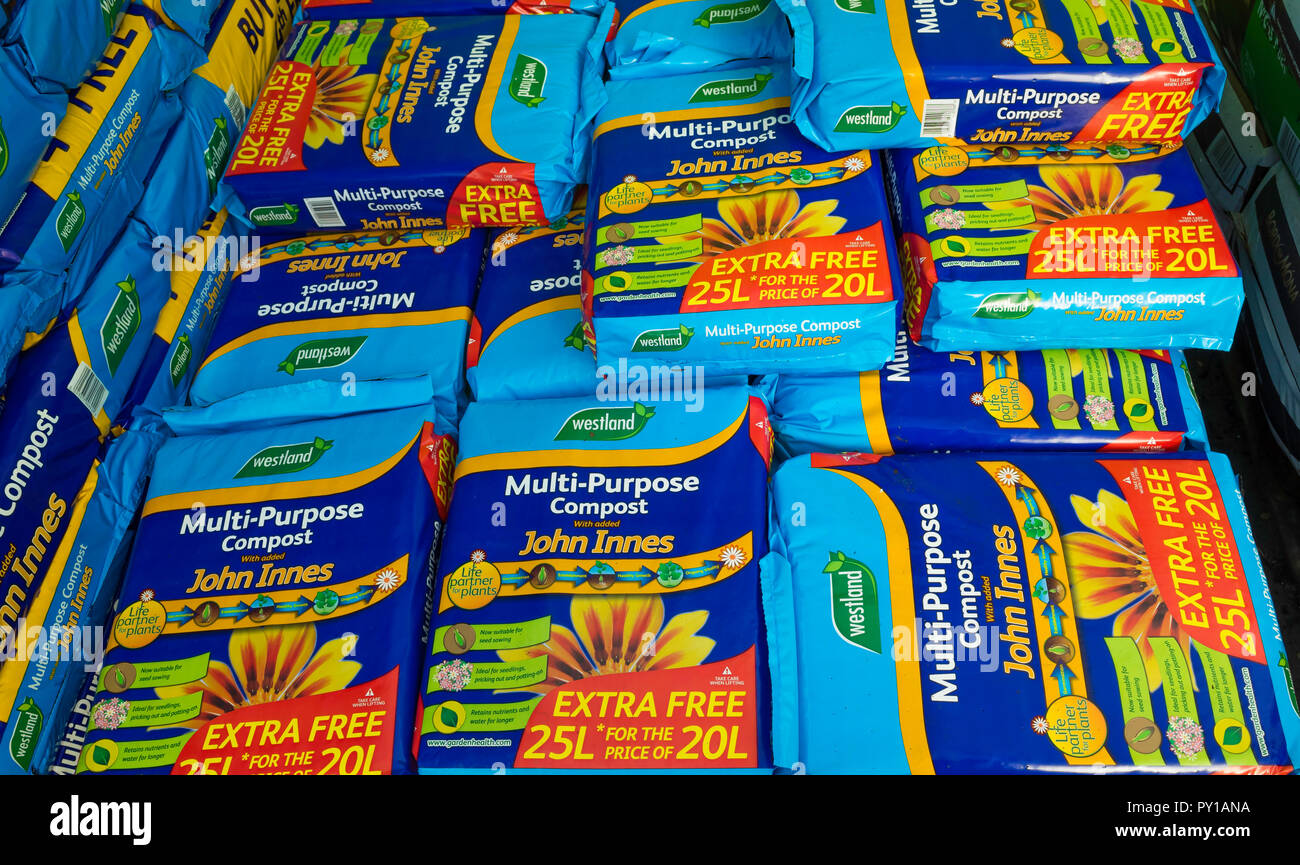 Una pila di sacchi di Westland multi-purpose compost con aggiunta di John Innes in un centro giardino offrono 25L per prezzo di 20L Foto Stock