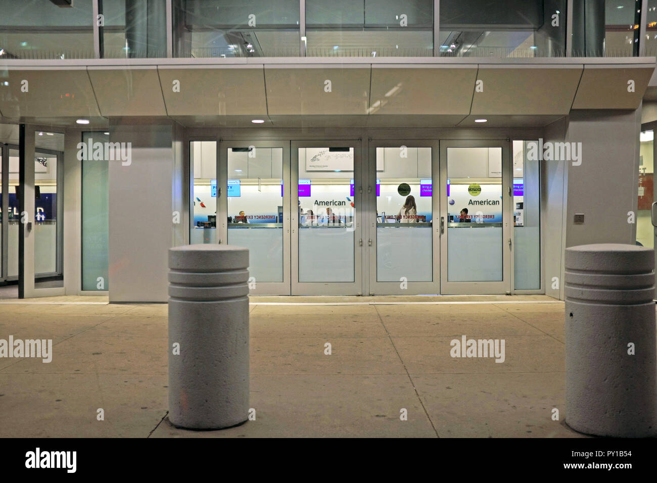 American Airlines banchi per il check-in può essere visualizzato, nelle prime ore del mattino, attraverso le porte esterne all'Aeroporto di Cleveland Hopkins di Cleveland, Ohio. Foto Stock