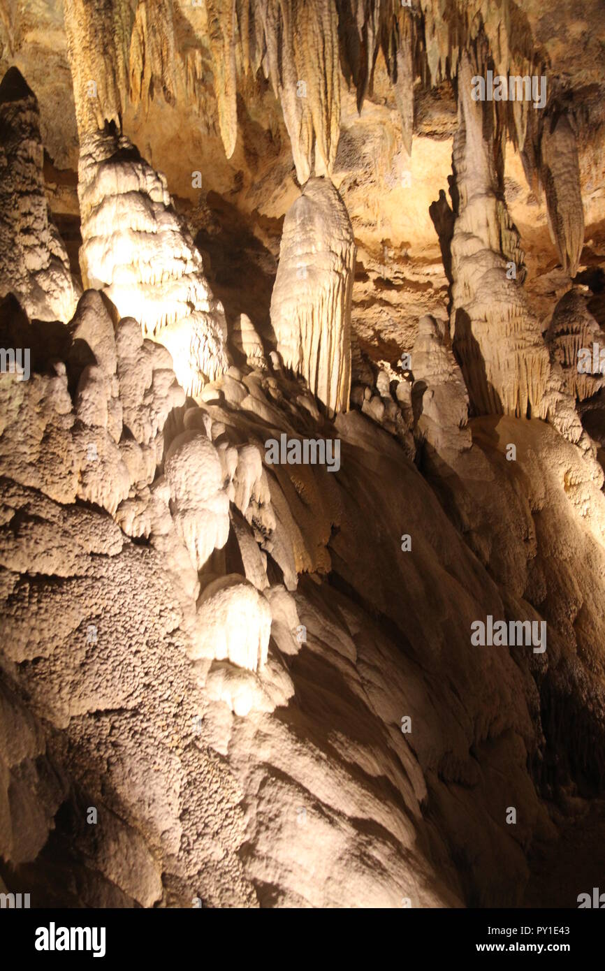 Stalattiti e stalagmiti alle Luray Caverns, Virginia, USA Foto Stock