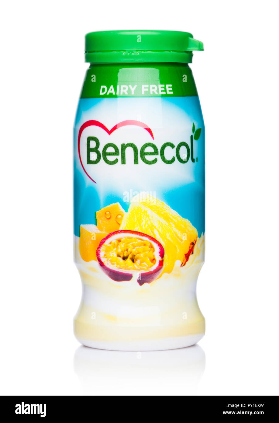 LONDON, Regno Unito - 20 ottobre 2018: bottiglia di plastica di Benecol abbassare il colesterolo yogurt drink con la frutta tropicale su sfondo bianco. Foto Stock