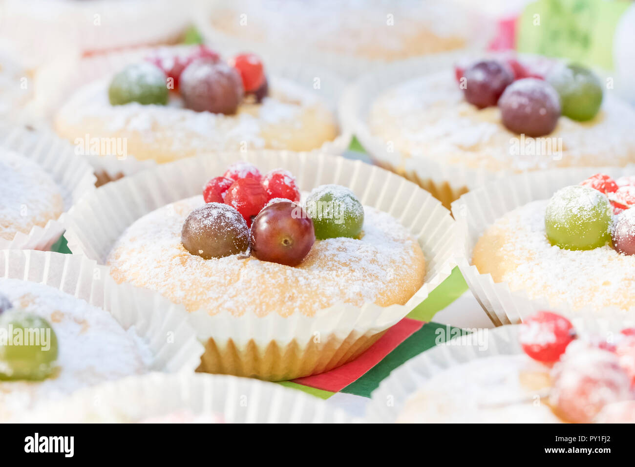 Molti dolci con frutti di bosco Foto Stock
