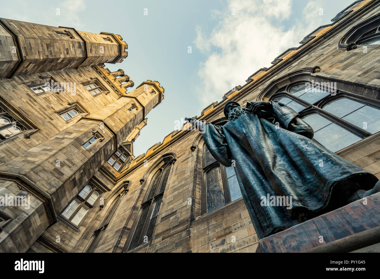 Statua di John Knox nel cortile del nuovo collegio presso l Università di Edimburgo, la facoltà di divinità, sul tumulo di Edimburgo Città Vecchia, Scozia, Foto Stock