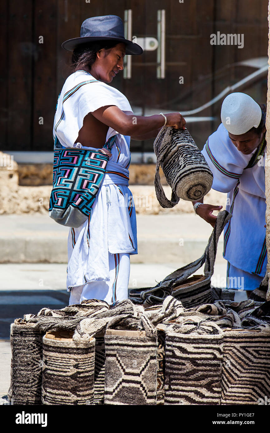 Arhuaco due uomini vestiti con i loro abiti tradizionali di vendita sacchetti tradizionali a Cartagena de Indias Foto Stock