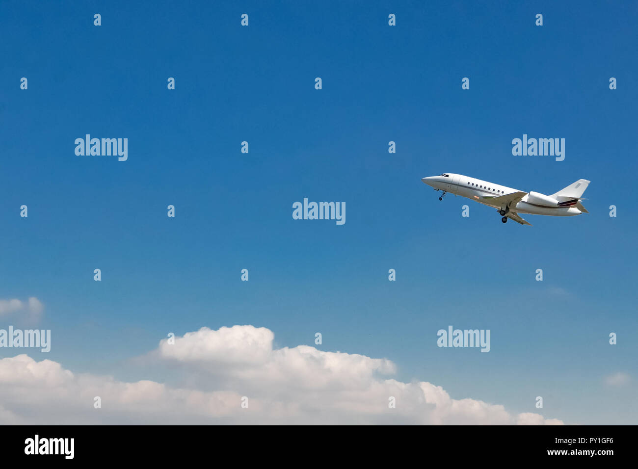 Sfondo di aviazione, di volo del velivolo e il controllo a terra il radar all'aeroporto Foto Stock