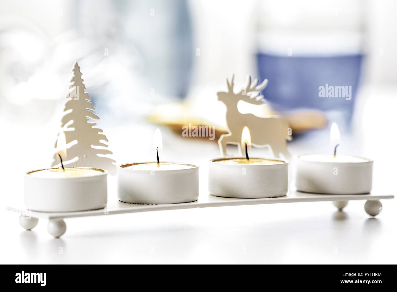 Weihnachtlicher Kerzenhalter mit vier Teelichtern Foto Stock