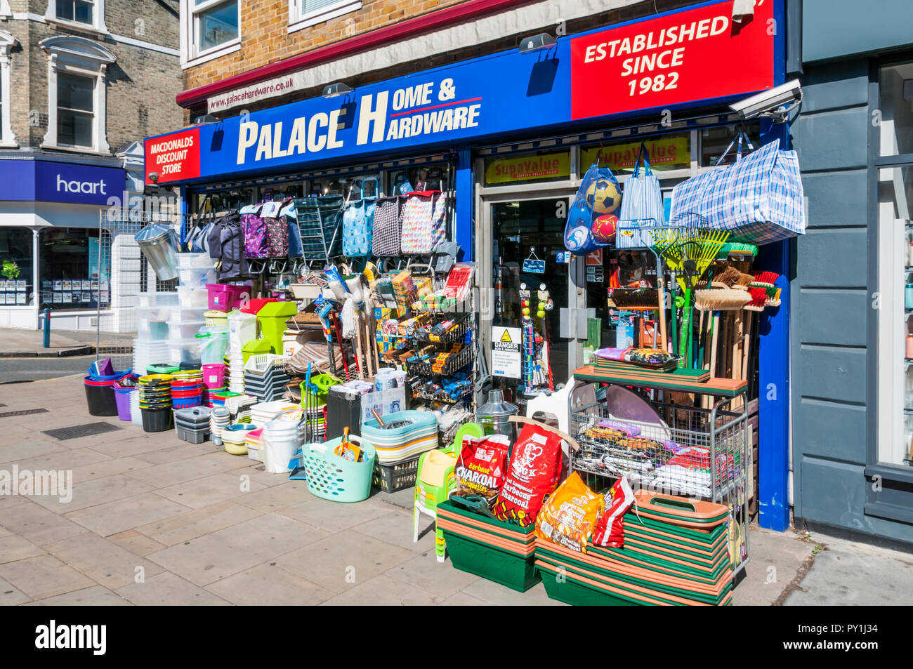 Le merci accatastate sul marciapiede esterno Palace Home & Hardware shop in Westow Hill, Crystal Palace. Foto Stock