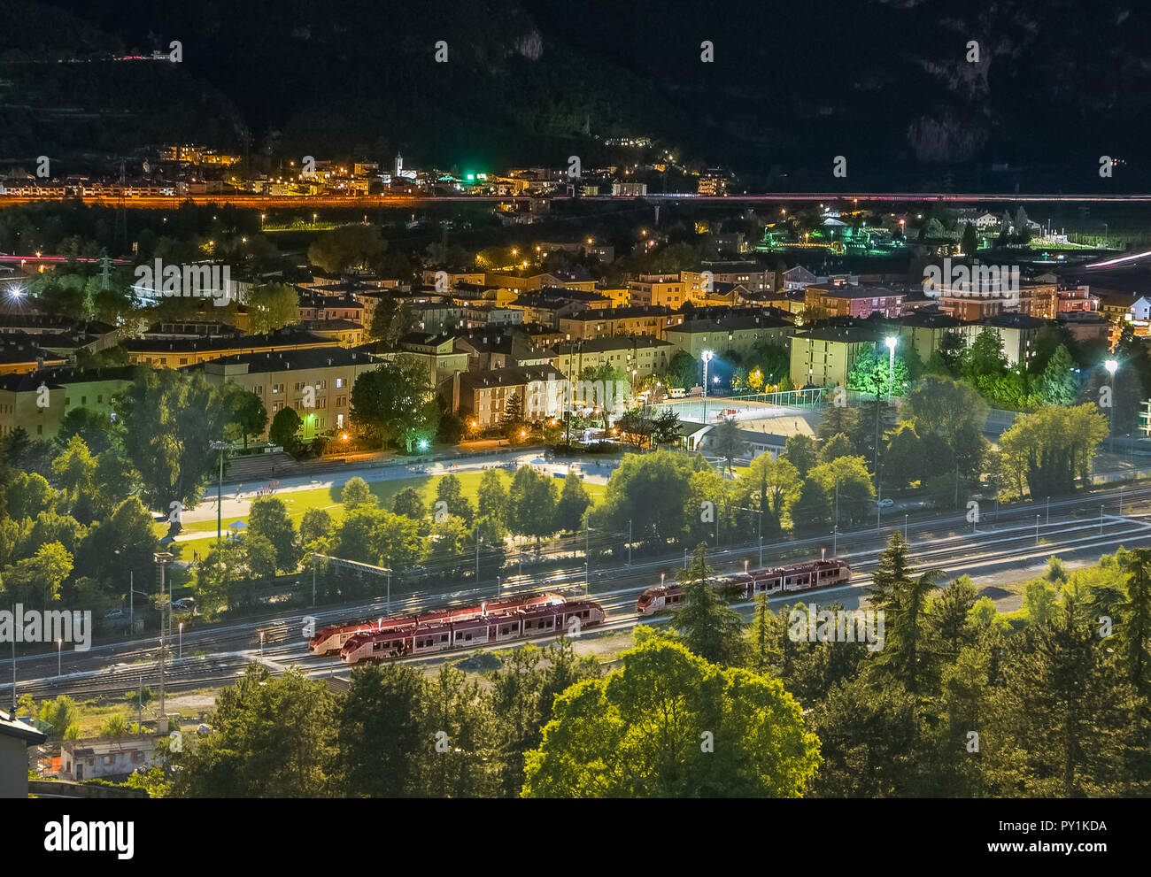 Il giorno e la notte di transizione, la gestione energetica concetto, skyline di Trento, Italia Foto Stock