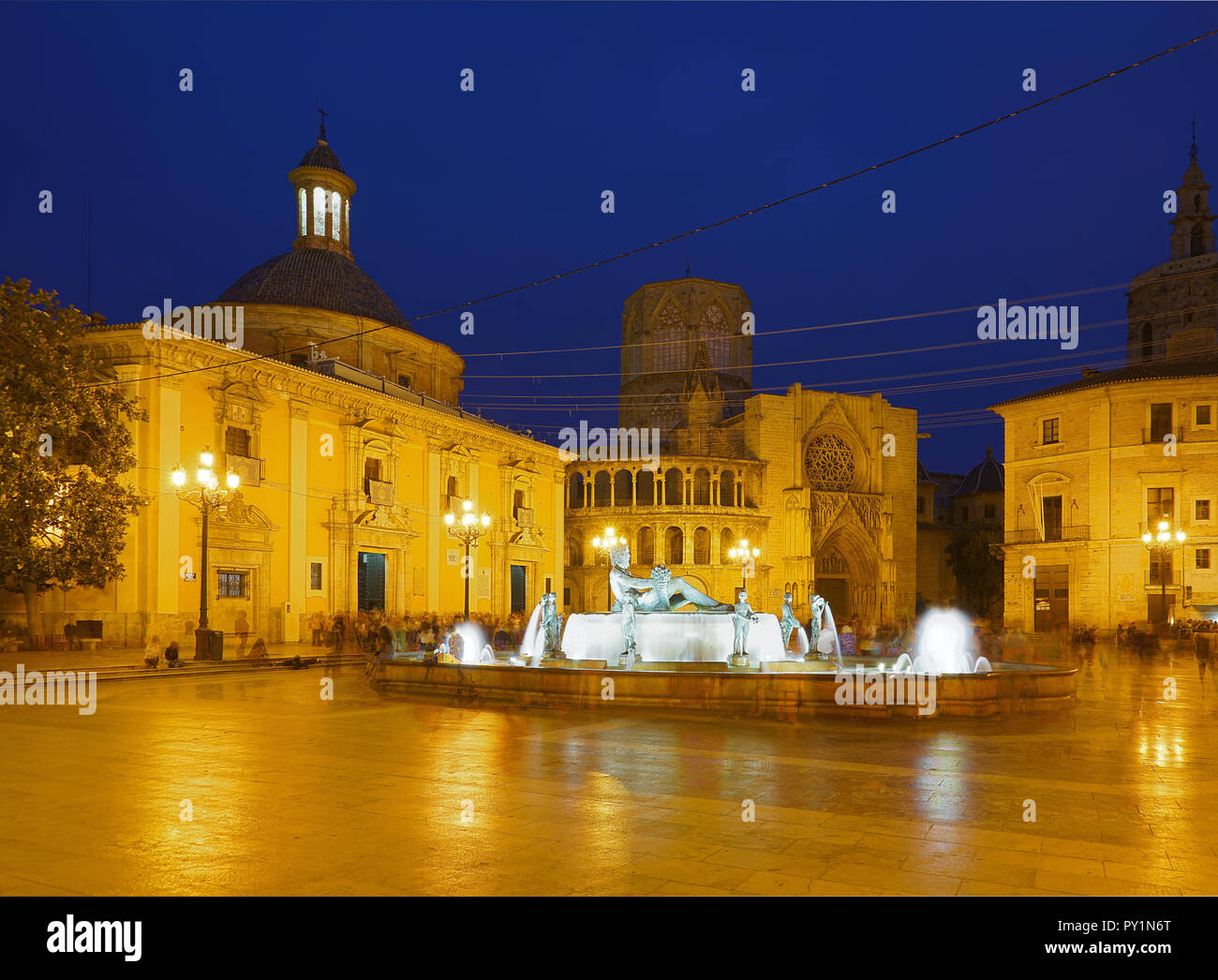 La Plaza de la Virgen di Valencia, Spagna, Europa al blue ora su una calda serata estiva, fatto con lunghi tempi di esposizione. Foto Stock