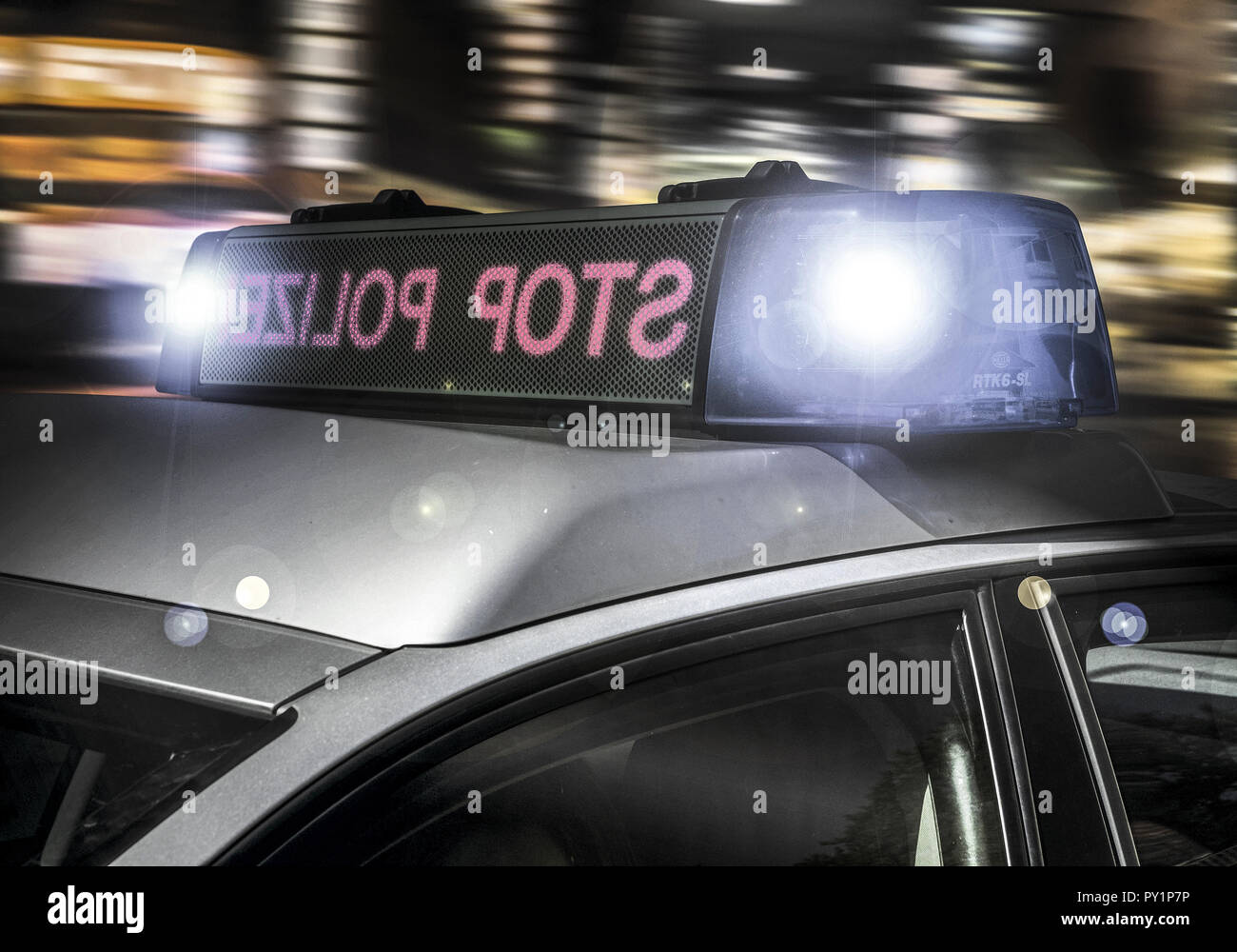 Arresto Aufforderung Polizei auf Polizeiauto Foto Stock