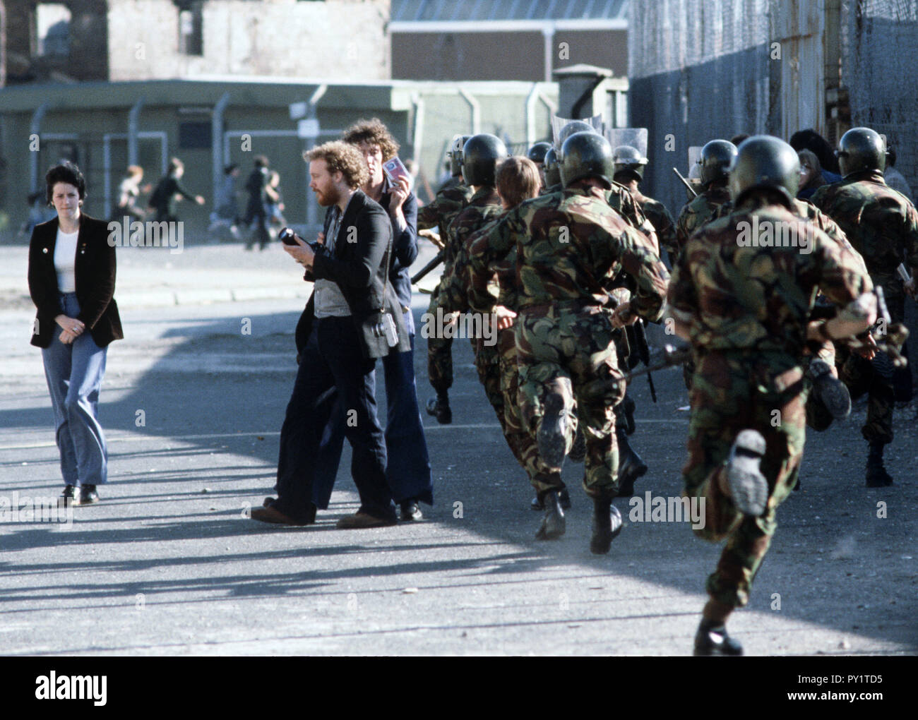 Londonderry, Derry, 1975: Esercito Britannico le truppe durante i guai, Irlanda del Nord in conflitto Foto Stock