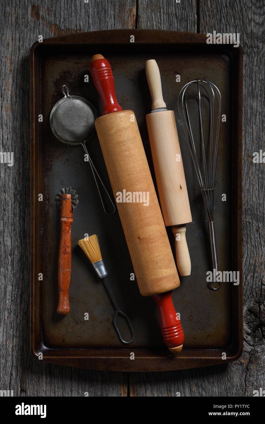 Flat Display laici di cottura o di utensili di cottura su una teglia da forno. Perni di rotolamento, frusta, filtro pronto per essere citato in giudizio. Foto Stock