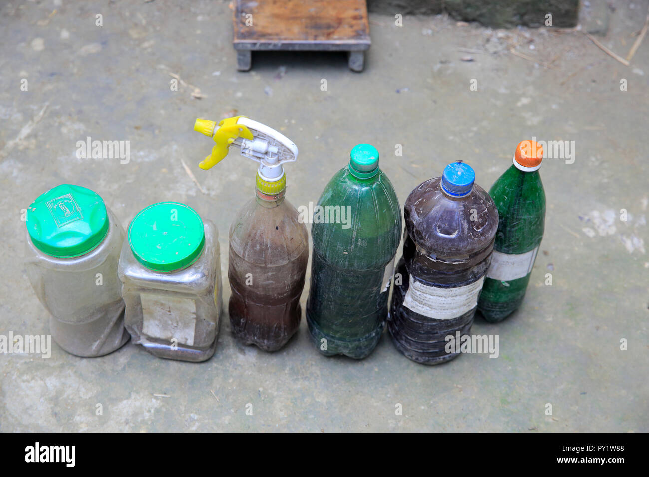 Bio-pesticida in bottiglie per azienda agricola biologica. Manikganj, Bangladesh Foto Stock