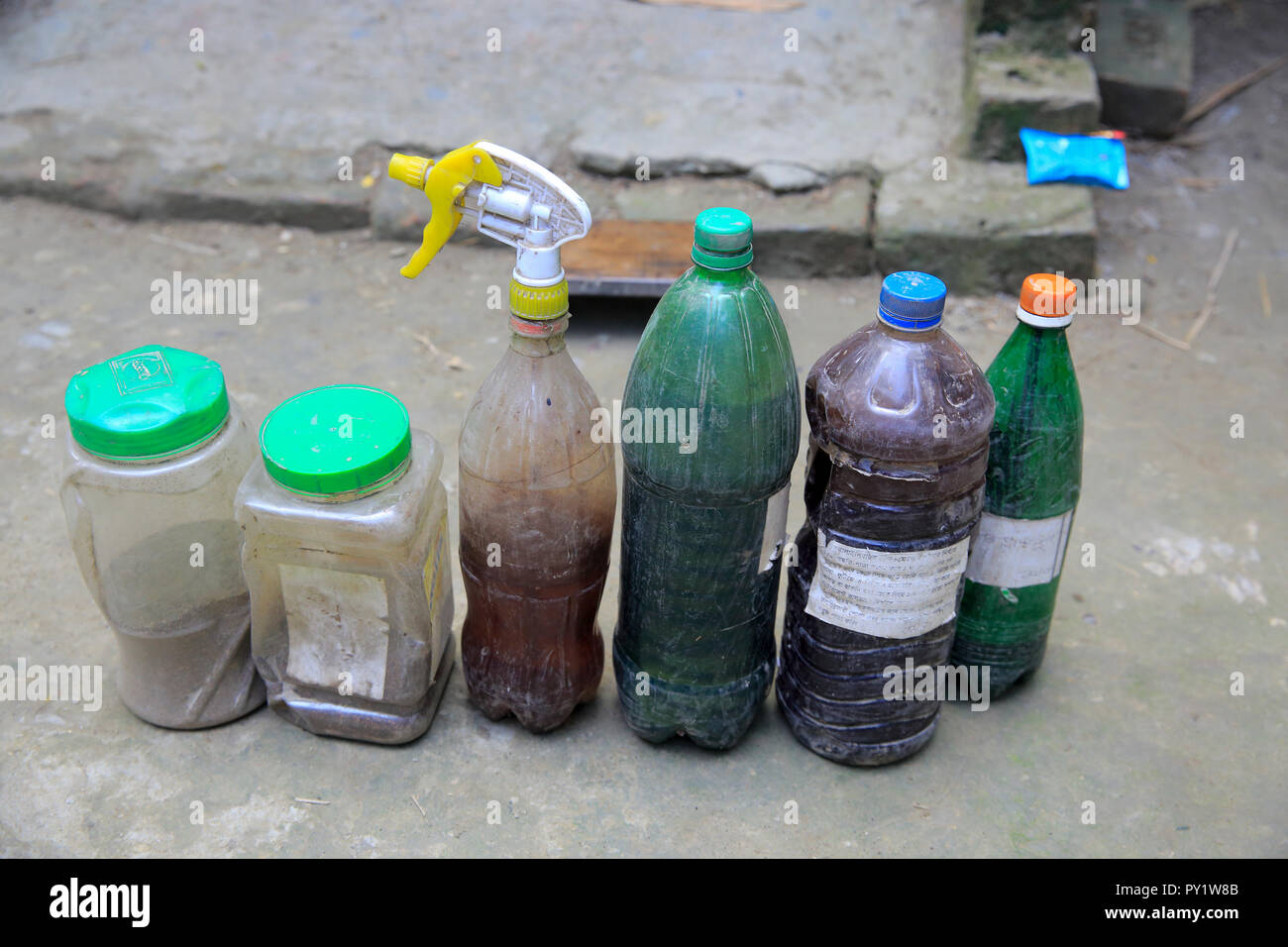 Bio-pesticida in bottiglie per azienda agricola biologica. Manikganj, Bangladesh Foto Stock
