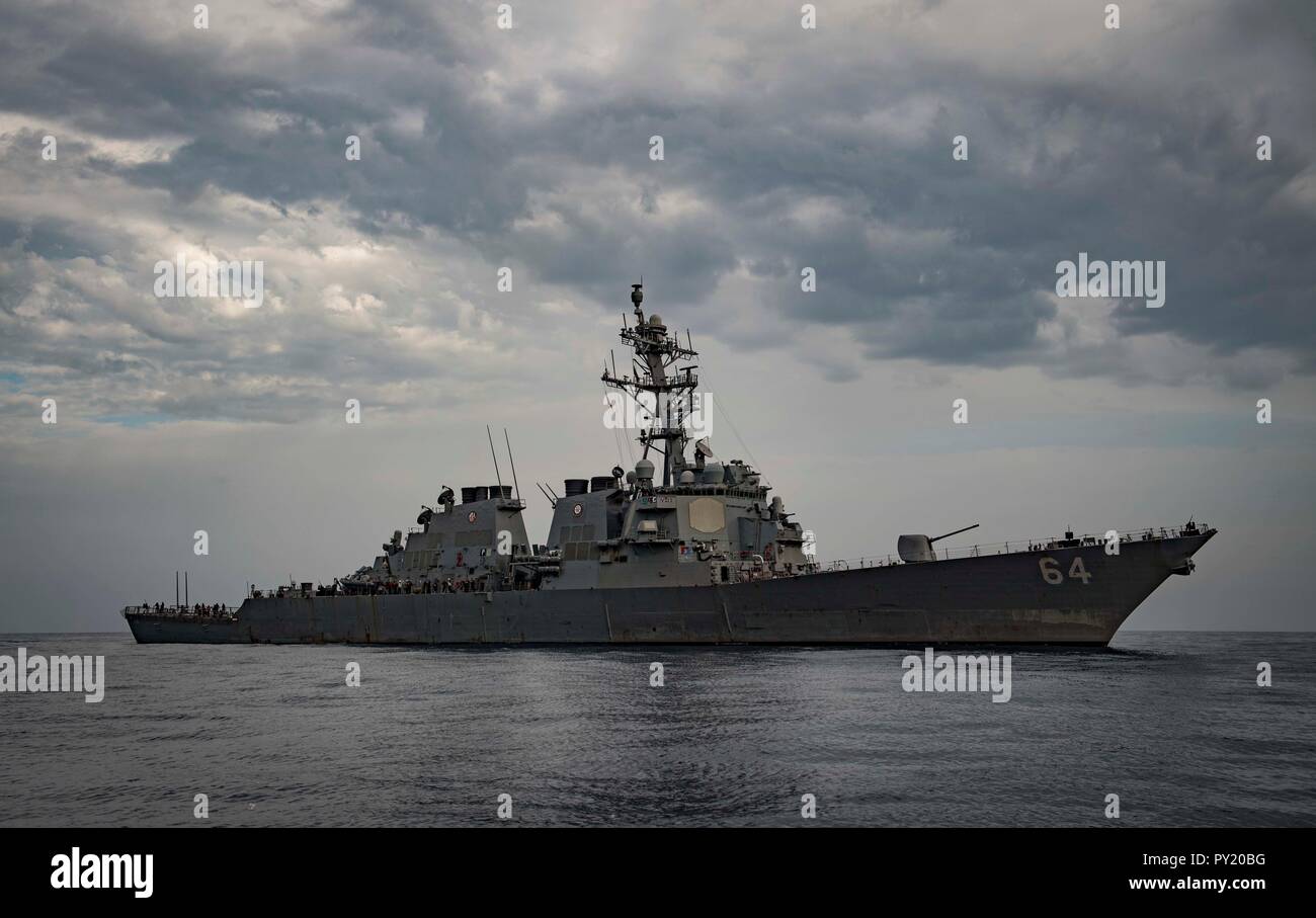 181023-N-UY653-237 mare mediterraneo (ott. 23, 2018) Il Arleigh Burke-class guidato-missile destroyer USS Carney (DDG 64) transita il Mare Mediterraneo ott. 23, 2018. Carney, distribuita a Rota, Spagna, è il suo quinto patrol NEGLI STATI UNITI Sesta flotta area di operazioni a sostegno degli enti regionali alleati e partner come pure stati uniti gli interessi di sicurezza nazionali in Europa e in Africa. (U.S. Foto di Marina di Massa lo specialista di comunicazione 1a classe Ryan U. Kledzik/rilasciato) Foto Stock