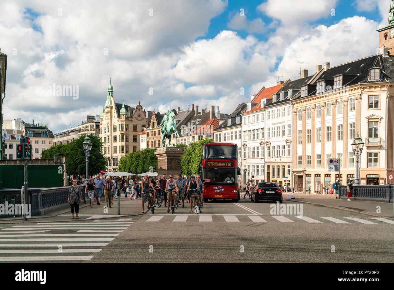 Hojbro Plads, un quadrato con il vescovo Absalon statua commemora il fondatore della città di Copenaghen, Copenaghen, Danimarca Foto Stock