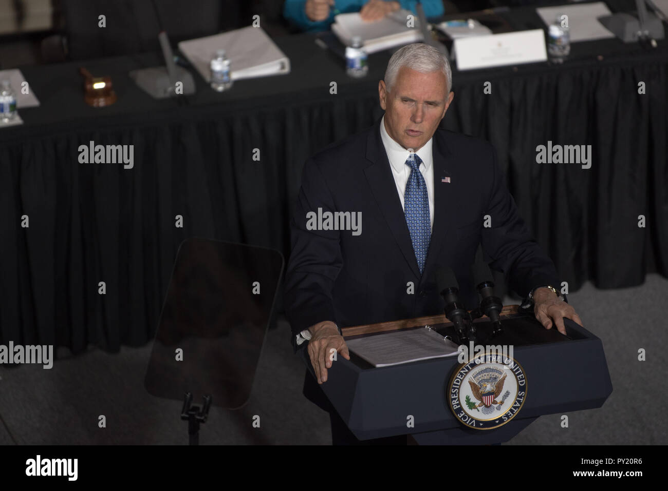 Vice Presidente degli Stati Uniti Michael Pence ospita una riunione del National Space consiglio su Ft. Lesley J. McNair, Washington D.C., ottobre 23, 2018. I membri del Consiglio hanno incluso U.S. Segretario dei trasporti Elaine Chao, U.S. Il vice Segretario della Difesa Patrick M. Shanahan e il Vice Presidente del Comune di capi di Stato Maggiore degli Stati Uniti Air Force gen. Paolo J. Selva. (DoD Foto di U.S. Army Sgt. Ambra I. Smith) Foto Stock