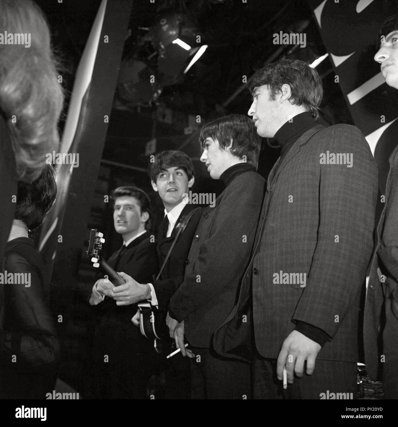 Londra. Regno Unito. I Beatles in TV nei primi anni sessanta. La città di Amburgo è infine cercando di sfruttare il suo reclamo a fama come la prima città veramente coltivare la banda di Liverpool. Fab Four fanatic Stefanie Hempel prende tours intorno al celebre Beatle ubicazioni in Reeperbahn quartiere a luci rosse. Il sito di Amburgo il leggendario Star Club, dove la linea originale il primo shot per fama è oggi occupato da un cinese da asporto. Fornito da punto di riferimento / MediaPunch Foto Stock