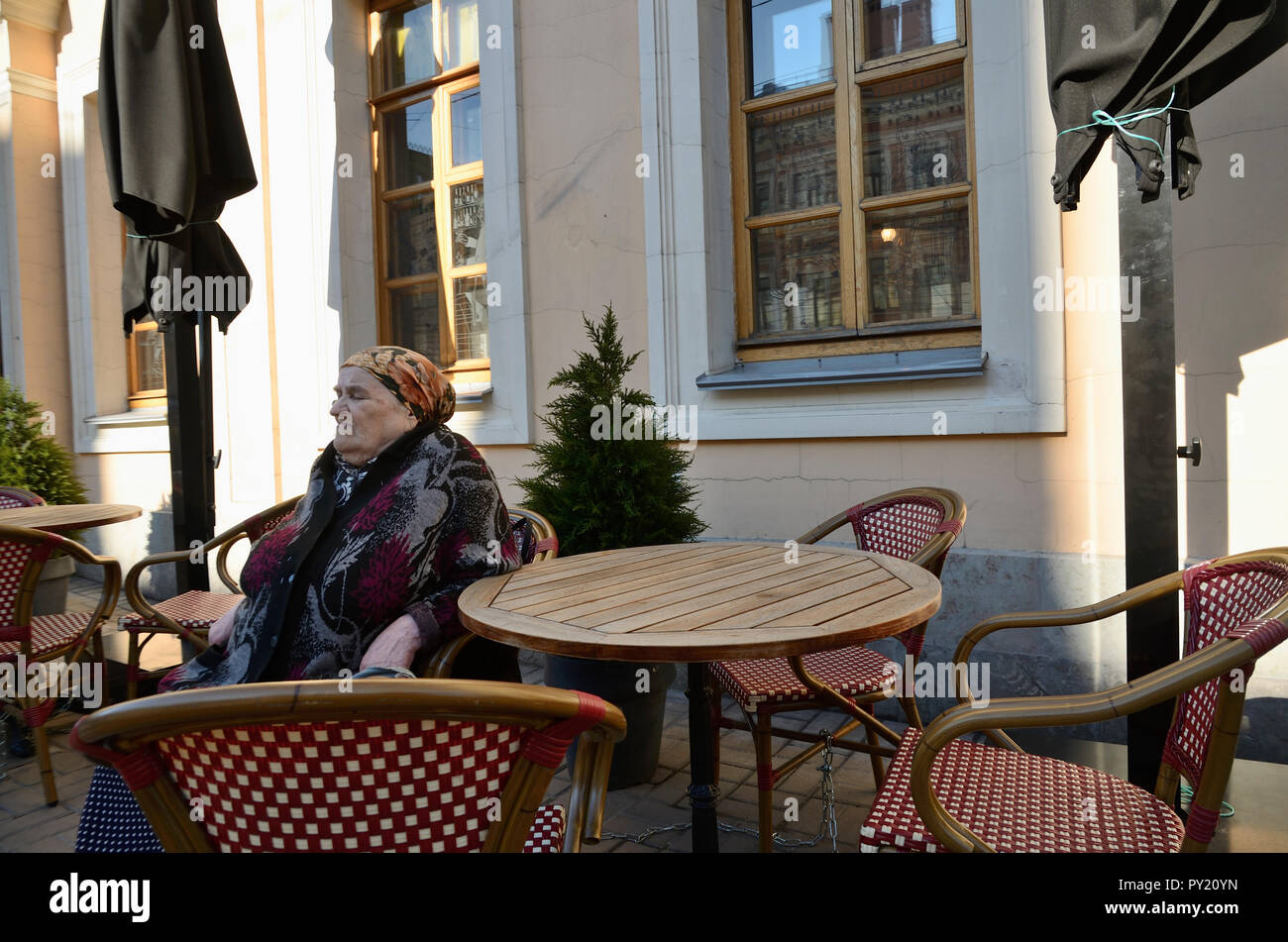 Russo donna anziana addormentato su una terrazza. San Pietroburgo, Northwestern, Russia, Federazione russa Foto Stock