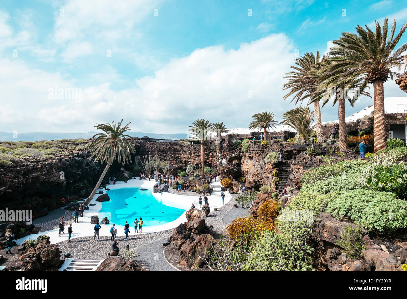 Il paesaggio con le montagne rocciose e la piscina con acqua turchese a Jameos del Agua, Lanzarote, Spagna Foto Stock