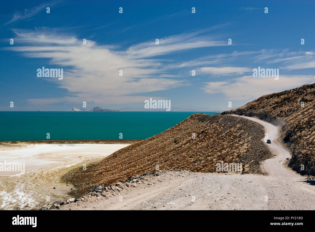 Pick-up su strada sterrata nei pressi di saline in mare di Cortez costa a sud di Puertecitos, Baja California, Messico Foto Stock