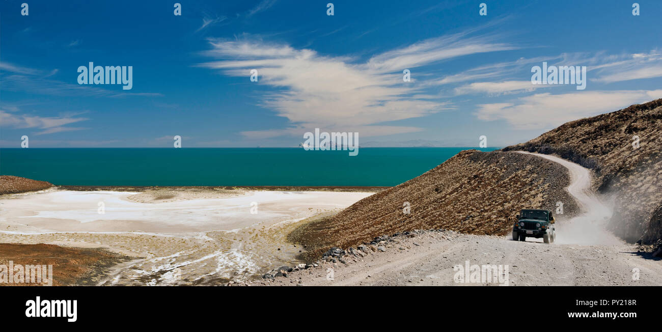 Le saline, jeep sulla strada sterrata in mare di Cortez costa a sud di Puertecitos, Baja California, Messico Foto Stock