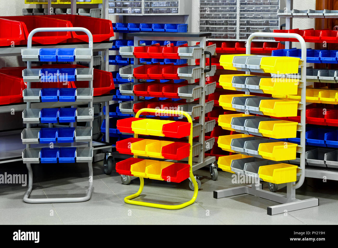 Scaffali colorati e rack per la conservazione a magazzino Foto stock - Alamy