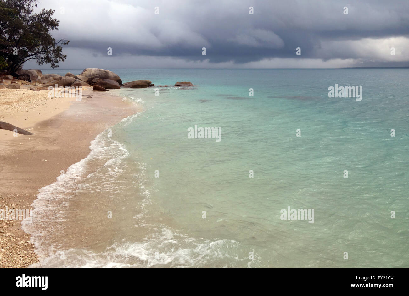 Tempesta in arrivo dalla spiaggia Nudey, Isola Fitzroy, della Grande Barriera Corallina, vicino a Cairns, Queensland, Australia Foto Stock