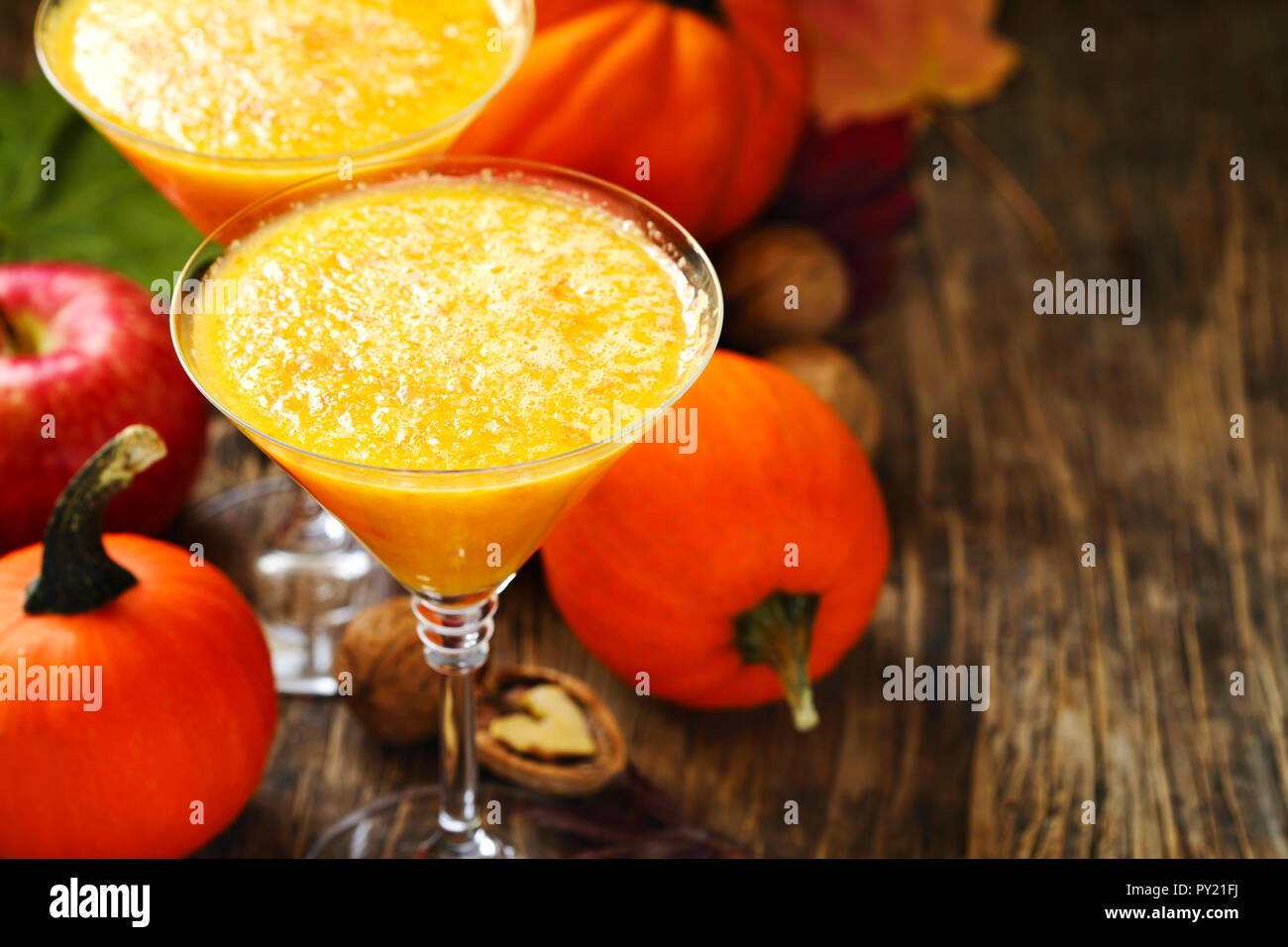 Zucca cocktail di alcool per caduta e parti di halloween Foto Stock