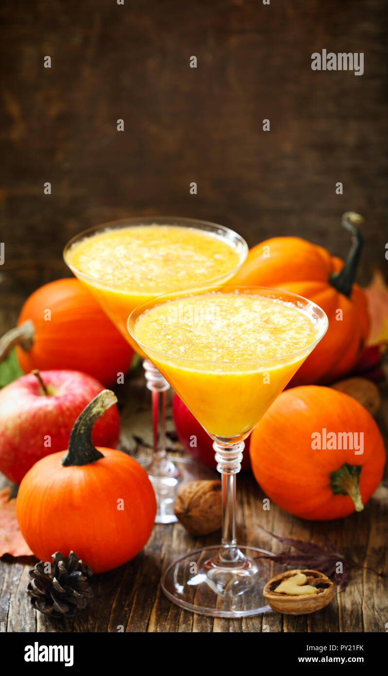 Zucca cocktail di alcool per caduta e parti di halloween Foto Stock