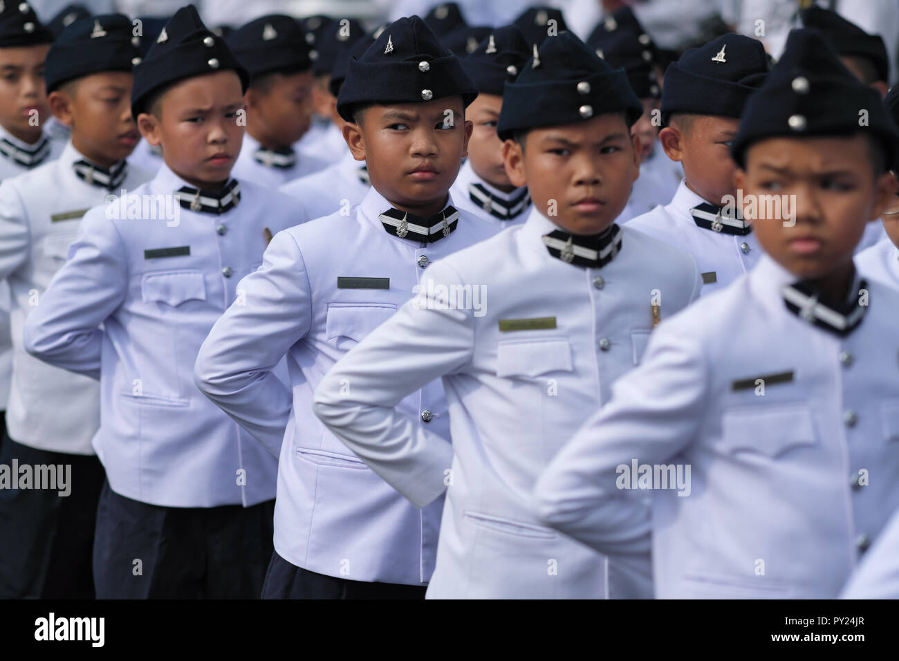 Alunni thailandesi in piedi all'attenzione, in stile militare, in occasione del giorno di Chulalongkorn in memoria dell'ex re Chulalongkorn, Bangkok, Thailandia Foto Stock