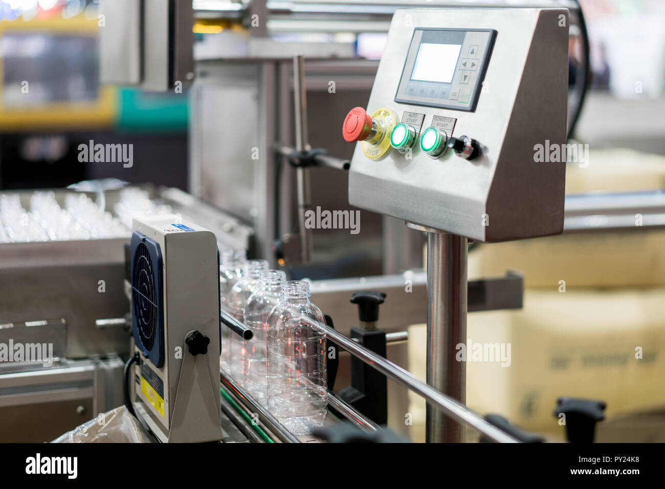 Bottiglie trasparenti trasferimento sul Sistema di trasporto a nastro. Industriali e di fabbrica con la tecnologia della macchina concept. Foto Stock
