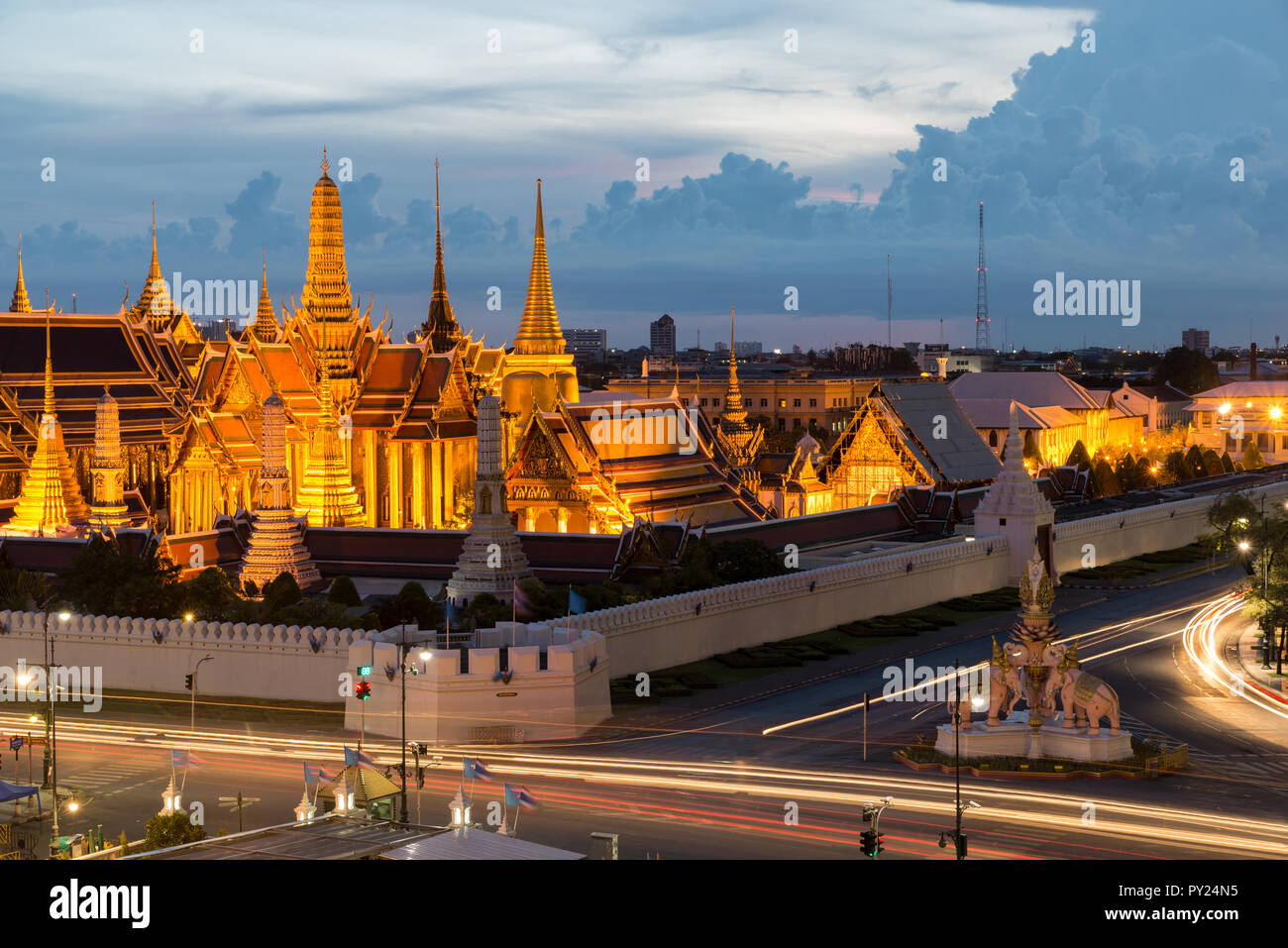 Il Wat Phra keaw di notte a Bangkok, in Thailandia. Foto Stock