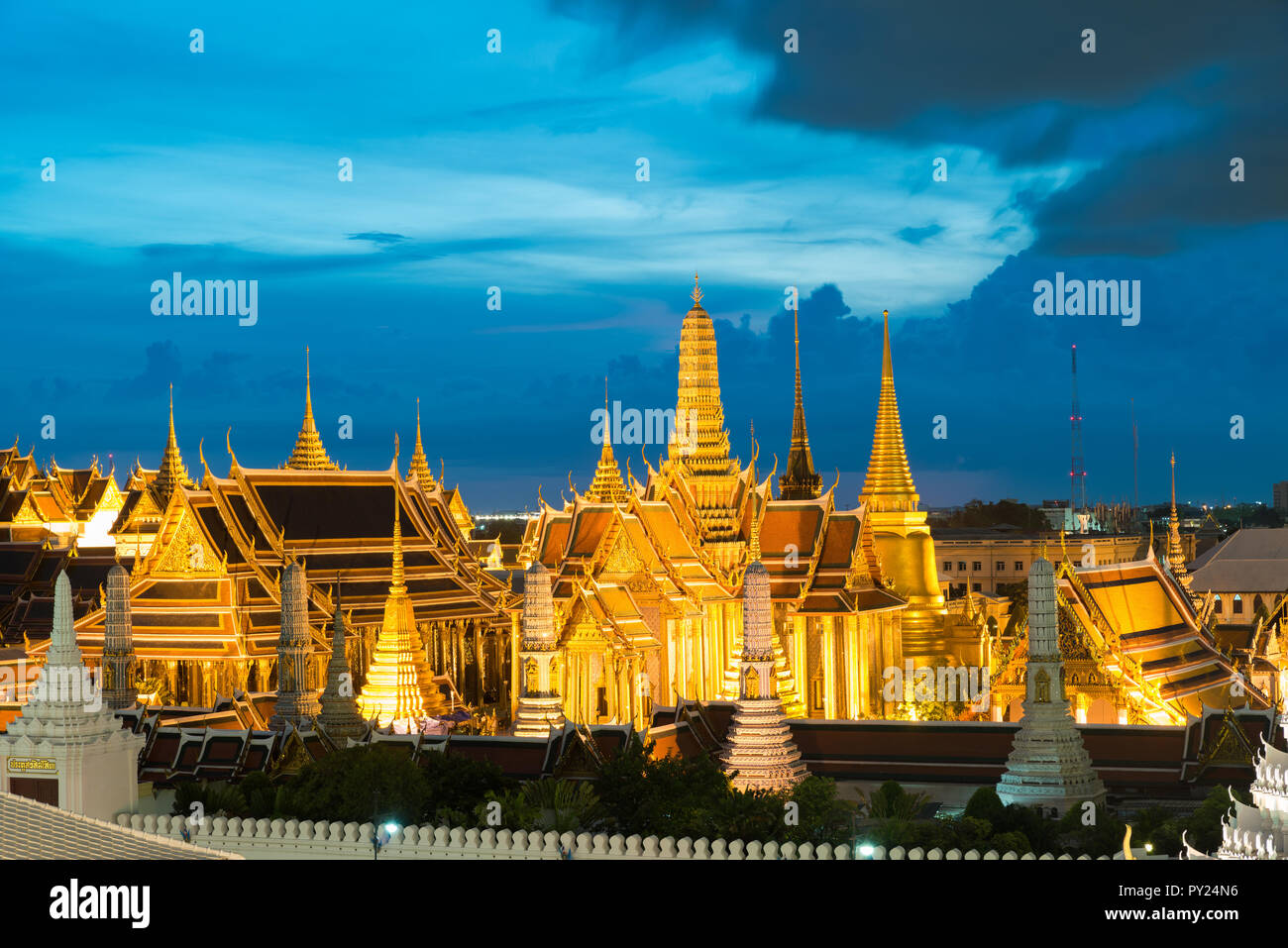 Il Wat Phra keaw è famoso punto di riferimento per il turismo in Thailandia di notte a Bangkok, in Thailandia. Foto Stock
