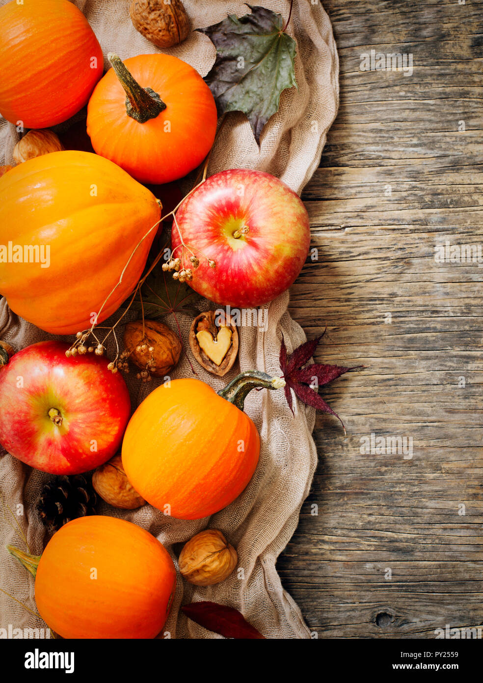 Autunno zucche e mele con caduta foglie su sfondo di legno con copia spazio. Composizione di autunno, vista dall'alto Foto Stock