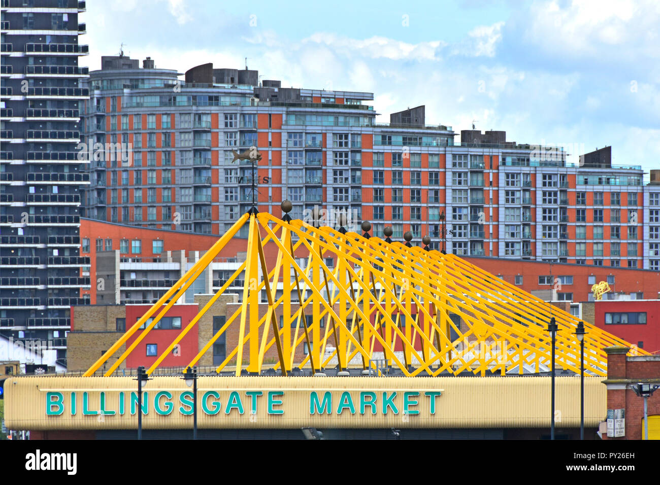 Paesaggio urbano Mercato del Pesce di Billingsgate sign & triangolo giallo capriata edificio con moderno appartamento alloggiamento Poplar Isle of Dogs East London REGNO UNITO Foto Stock