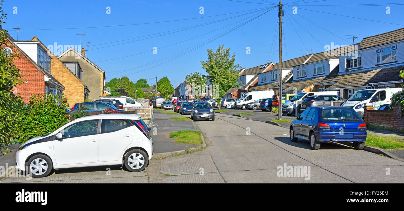 Scena di strada row case semi staccate su pavimentazione giardino frontale con vialetto pavimentato la sostituzione di Prato casa per qualche spazio parcheggio per auto Essex England Regno Unito Foto Stock