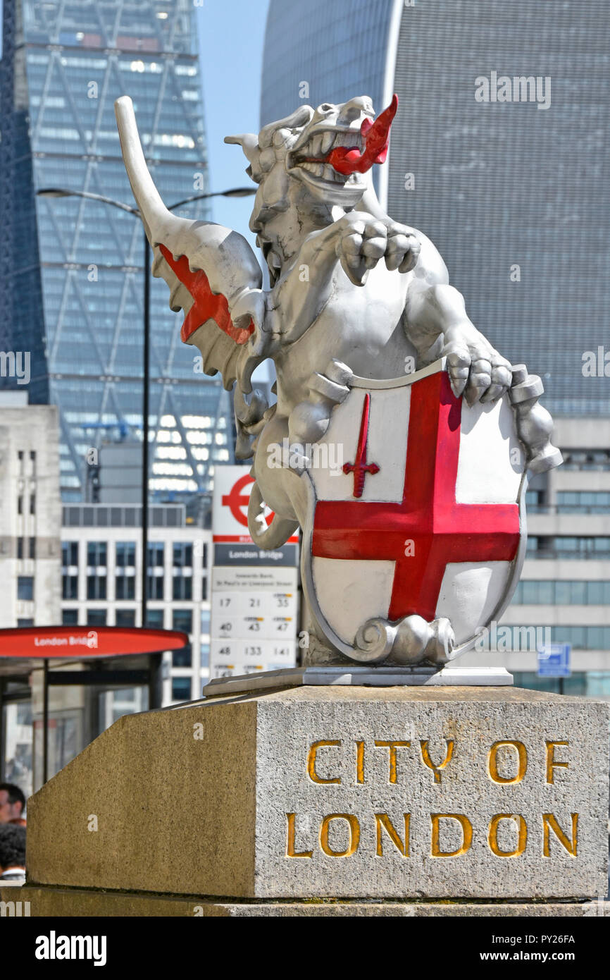 Chiusura del drago segno di confine tra la città di Londra & Southwark sul lato sud del London Bridge & landmark moderni grattacieli di uffici al di là dell'Inghilterra, Regno Unito Foto Stock