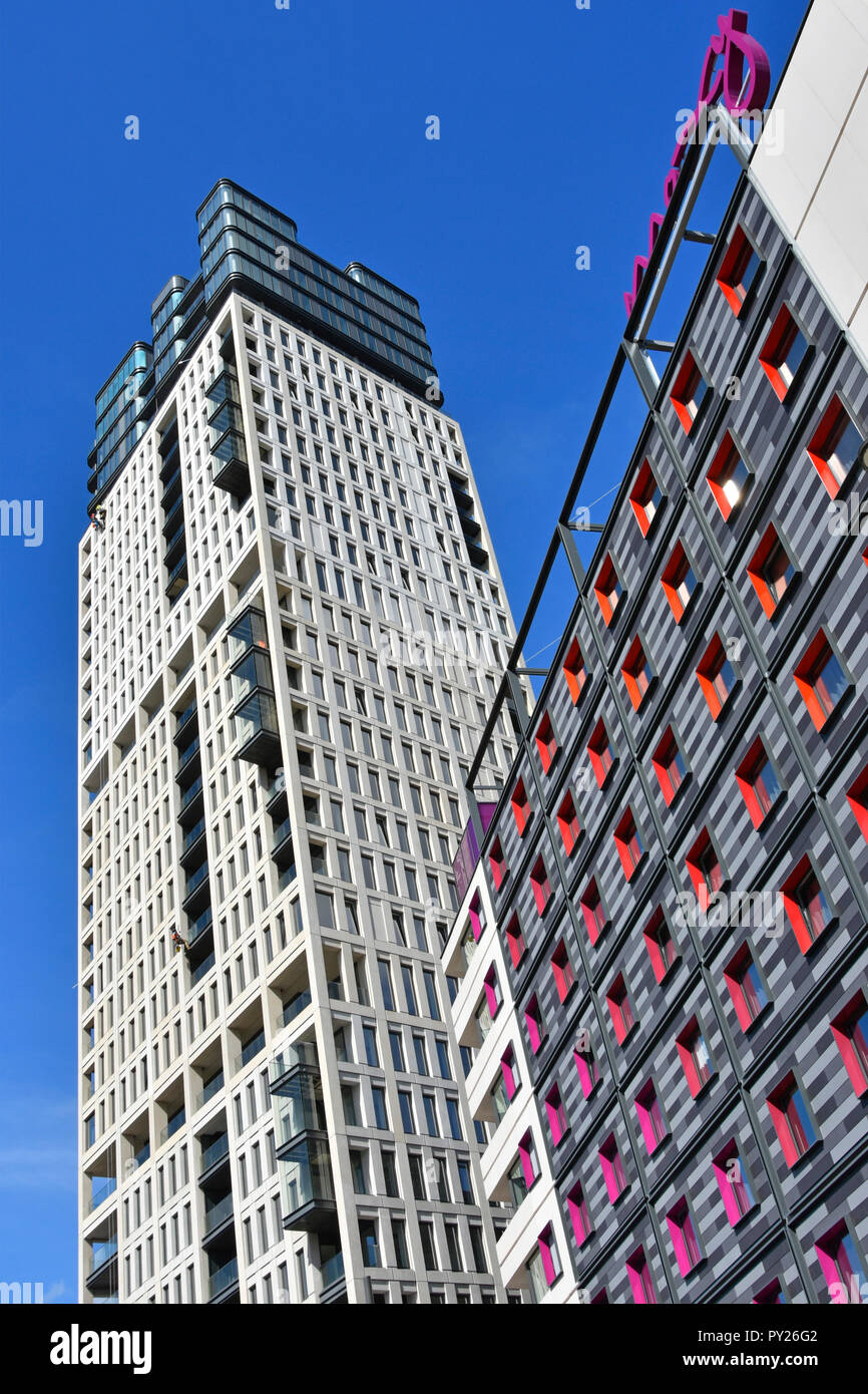 East London grattacielo apartment block & colorato Moxy hotel facciata in un nuovo progetto di sviluppo vicino alla stazione ferroviaria di Stratford Newham Regno Unito Inghilterra Foto Stock East London grattacielo apartment block & colorato Moxy hotel facciata in un nuovo progetto di sviluppo vicino alla stazione ferroviaria di Stratford Newham Regno Unito Inghilterra Foto Stock