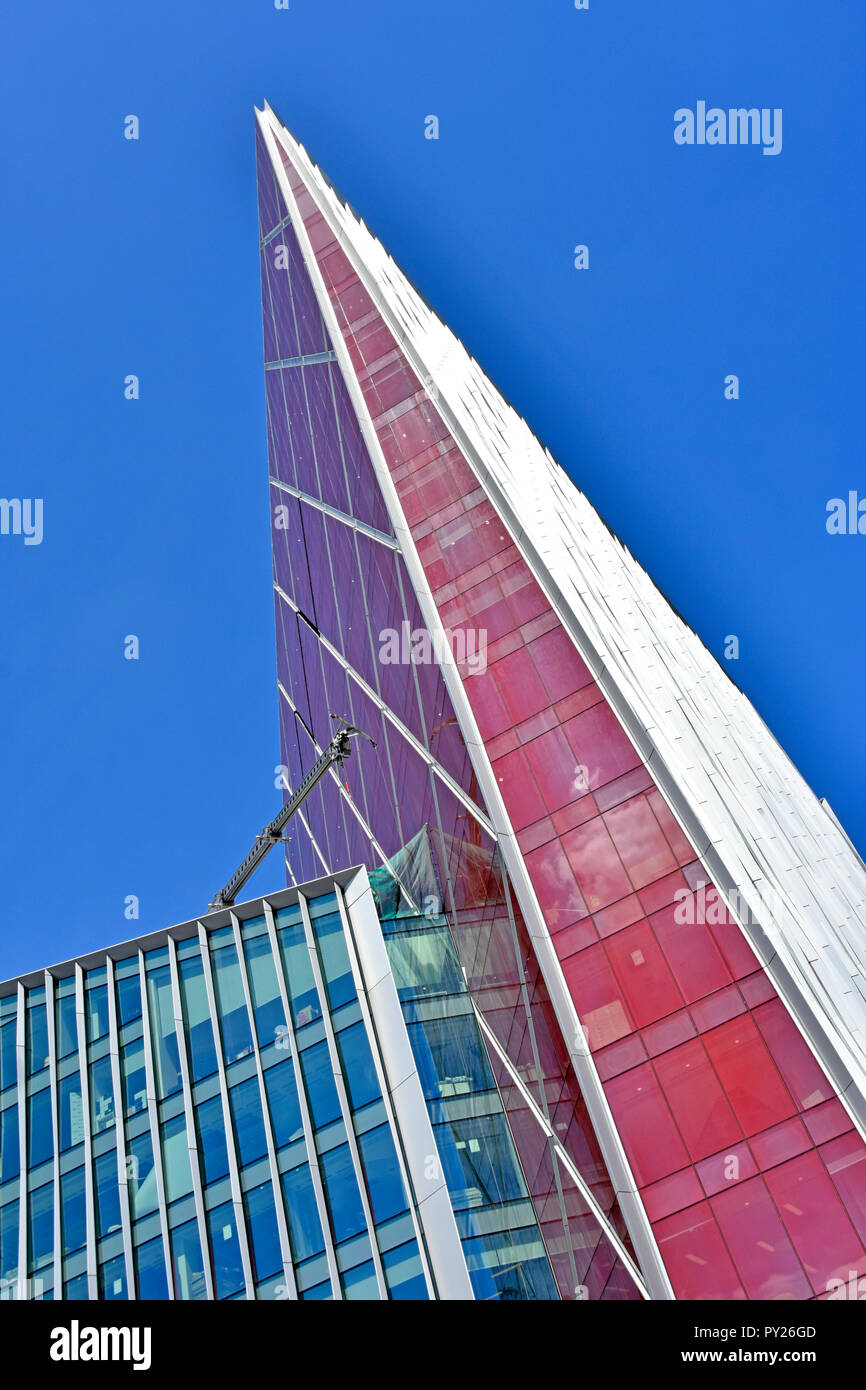 Blue sky & triangolo rosso in alzato laterale Nova moderno vincitore 2017 Carbuncle coppa del vincitore UK più brutto edificio per uffici Victoria Westminster Londra Inghilterra REGNO UNITO Foto Stock